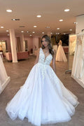 Vestidos de novia encantadores, de corte A, con escote en V, sin mangas y largos hasta el suelo, de tul, con apliques.