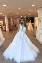 Vestidos de novia encantadores, de corte A, con escote en V, sin mangas y largos hasta el suelo, de tul, con apliques.