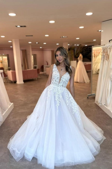 Vestidos de novia encantadores, de corte A, con escote en V, sin mangas y largos hasta el suelo, de tul, con apliques.