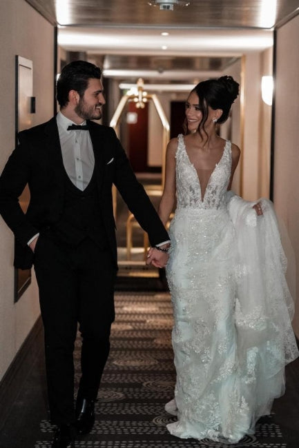 Vestidos de novia de corte A, de tul, con escote en V, tirantes, largos hasta el suelo, sin mangas y con apliques.