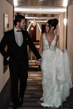 Vestidos de novia de corte A, de tul, con escote en V, tirantes, largos hasta el suelo, sin mangas y con apliques.