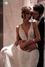 Vestidos de novia de corte A, de tul, con escote en V, tirantes, largos hasta el suelo, sin mangas y con apliques.