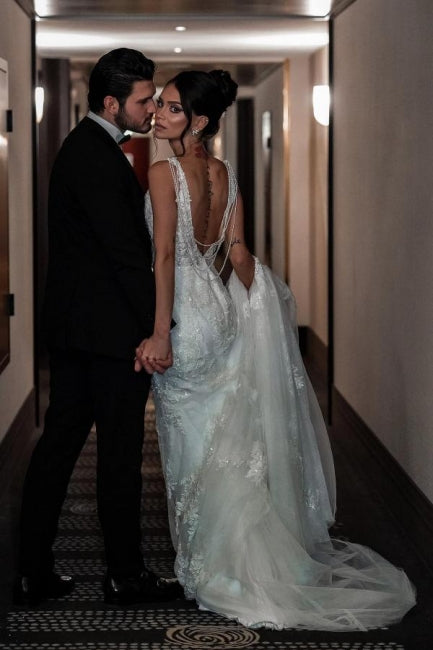 Vestidos de novia de corte A, de tul, con escote en V, tirantes, largos hasta el suelo, sin mangas y con apliques.