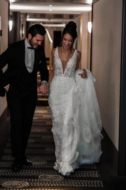 Vestidos de novia de corte A, de tul, con escote en V, tirantes, largos hasta el suelo, sin mangas y con apliques.