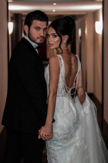 Vestidos de novia de corte A, de tul, con escote en V, tirantes, largos hasta el suelo, sin mangas y con apliques.