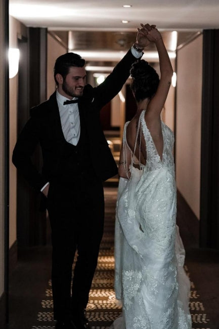 Vestidos de novia de corte A, de tul, con escote en V, tirantes, largos hasta el suelo, sin mangas y con apliques.
