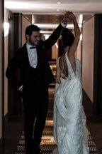 Vestidos de novia de corte A, de tul, con escote en V, tirantes, largos hasta el suelo, sin mangas y con apliques.