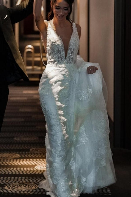 Vestidos de novia de corte A, de tul, con escote en V, tirantes, largos hasta el suelo, sin mangas y con apliques.