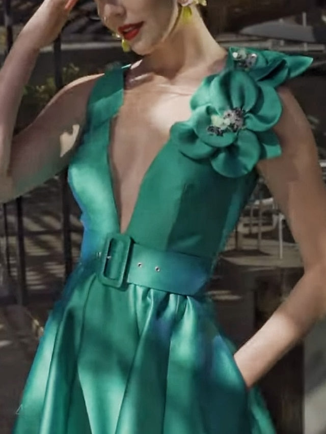 Vestido de madrina de la novia, corte princesa, sin mangas, largo midi, con escote en V, cinturón, volantes y apliques. 