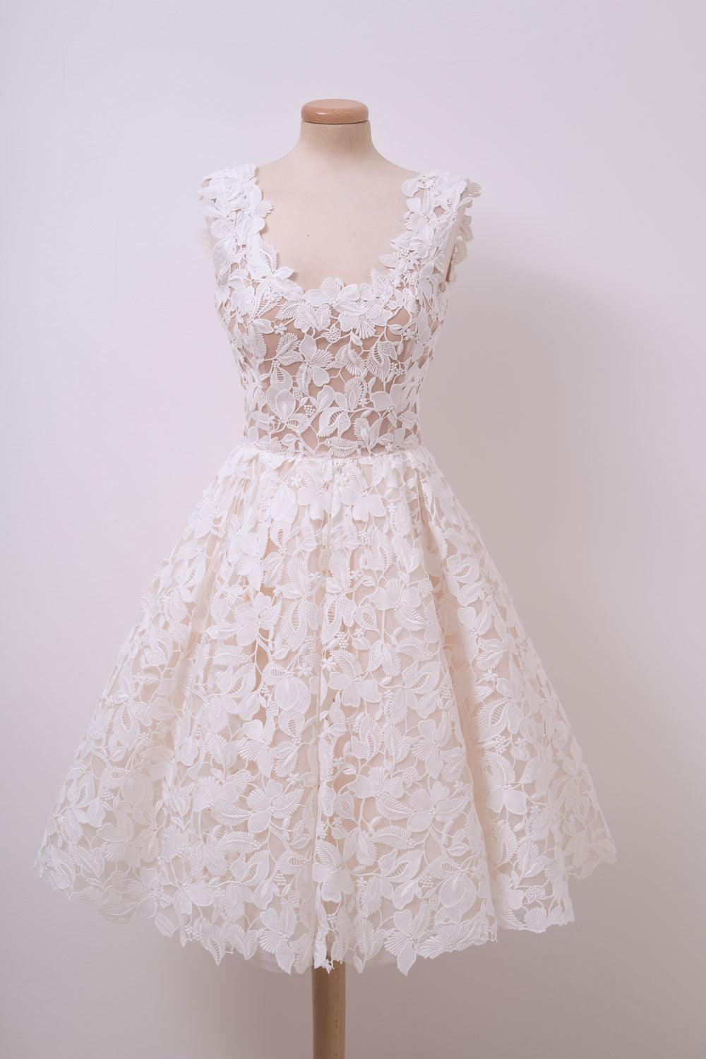 Vestido de fiesta corto de encaje color marfil con escote cuadrado y corte en A