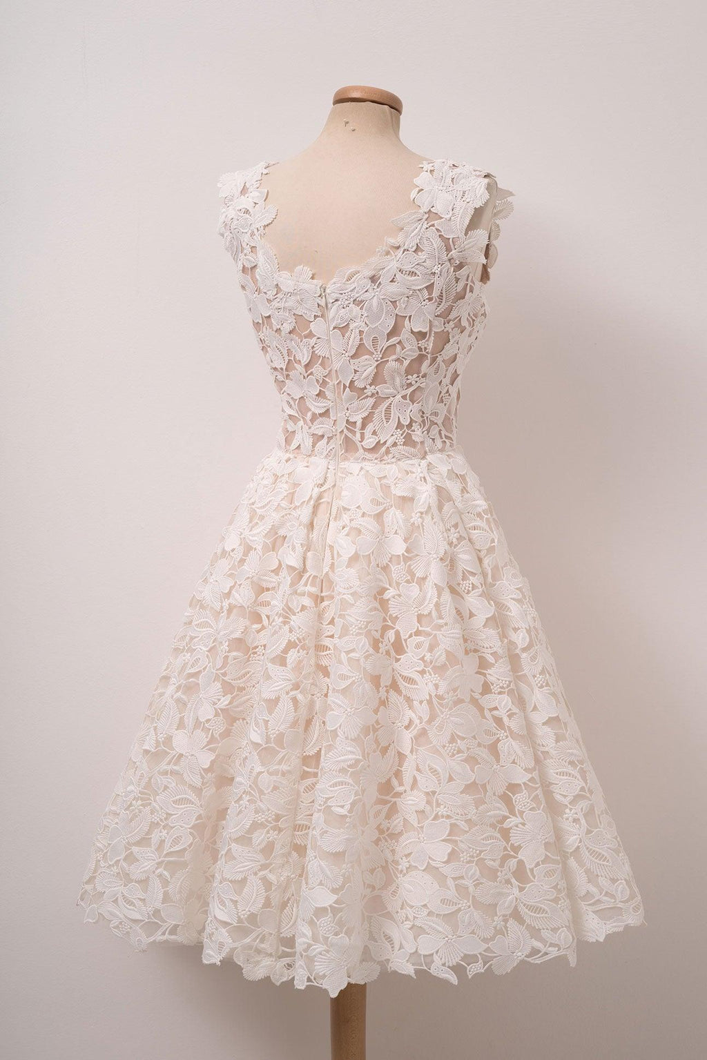 Vestido de fiesta corto de encaje color marfil con escote cuadrado y corte en A