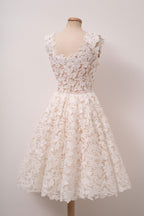 Vestido de fiesta corto de encaje color marfil con escote cuadrado y corte en A