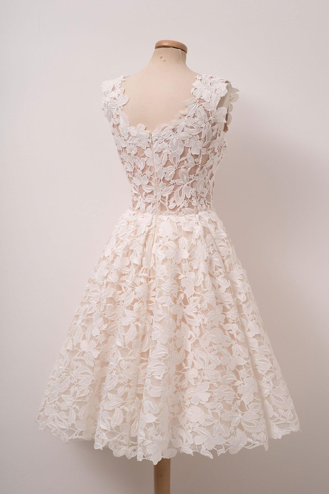 Vestido de fiesta corto de encaje color marfil con escote cuadrado y corte en A