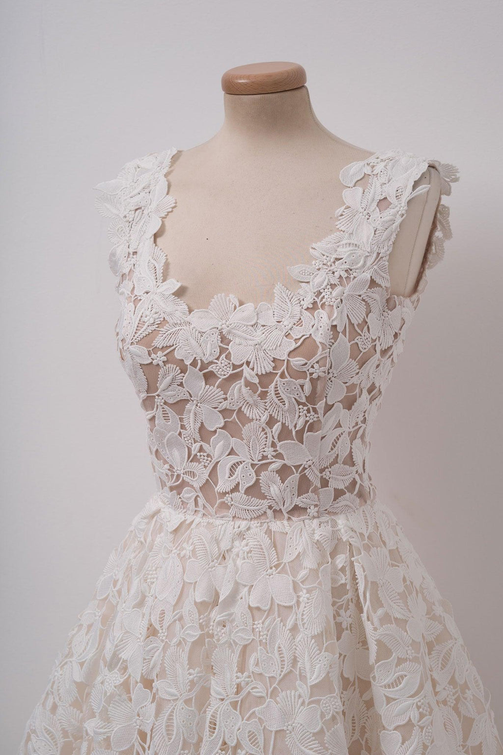 Vestido de fiesta corto de encaje color marfil con escote cuadrado y corte en A
