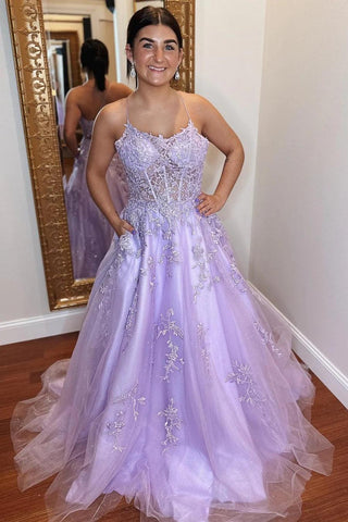 Vestido de noche de fiesta corte A, tul lavanda con apliques, espalda con cordones