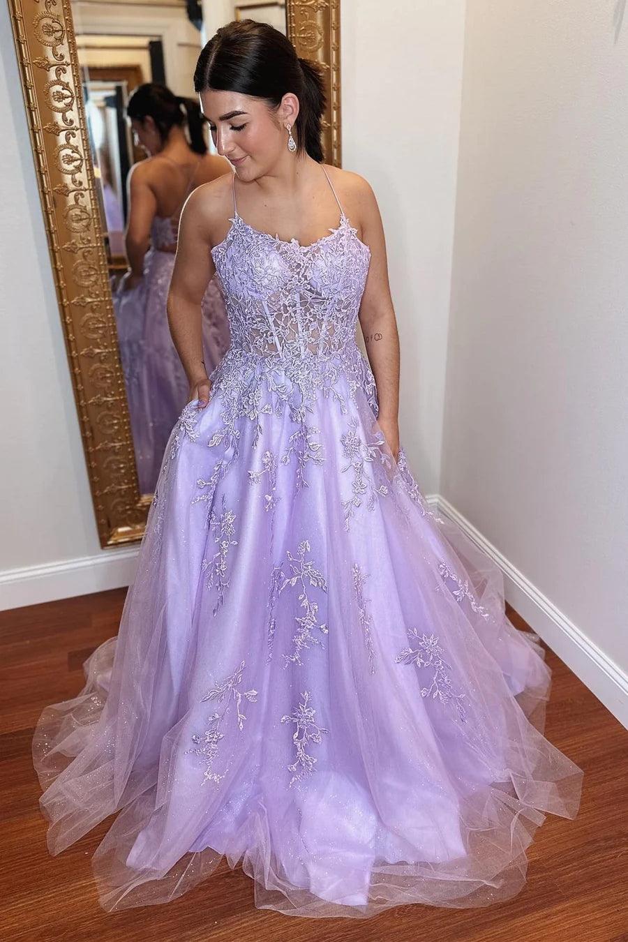 Vestido de noche de fiesta corte A, tul lavanda con apliques, espalda con cordones
