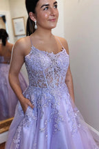 Vestido de noche de fiesta corte A, tul lavanda con apliques, espalda con cordones