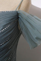 Vestido de fiesta de tul gris con escote en A y hombros descubiertos