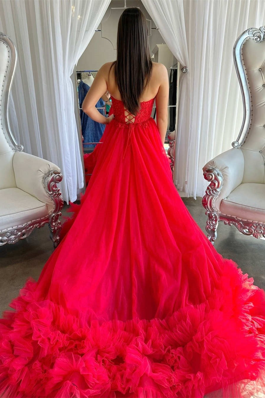 Vestido de gala rojo de corte A con escote corazón, corsé y volantes