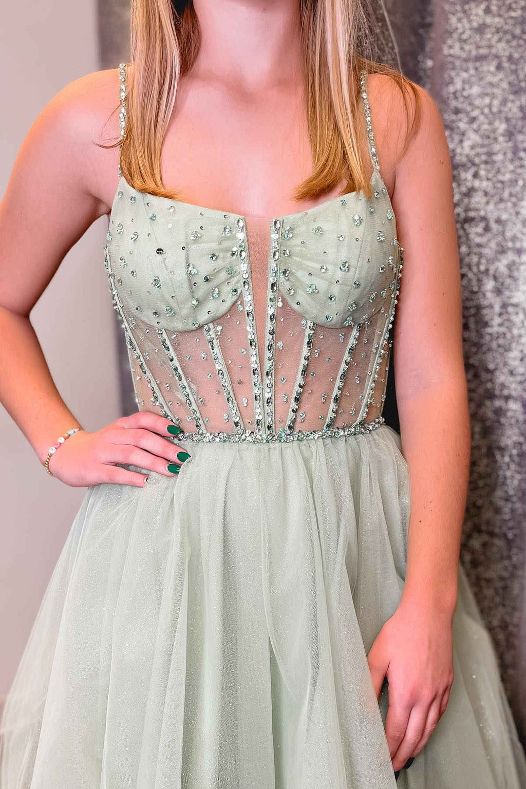 Vestido de fiesta de tul con lentejuelas y cuentas, corte en A, color verde salvia, con tirantes y corte en A