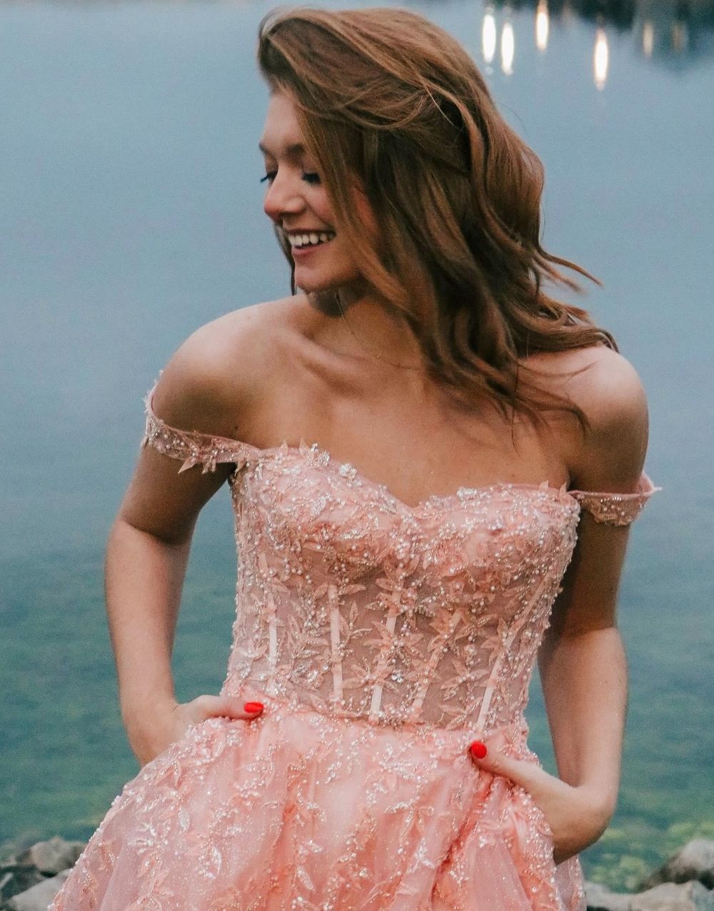 Vestido de fiesta de tul brillante con tirantes finos, corte en A y abertura.