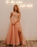 Vestido de fiesta de tul brillante con tirantes finos, corte en A y abertura.