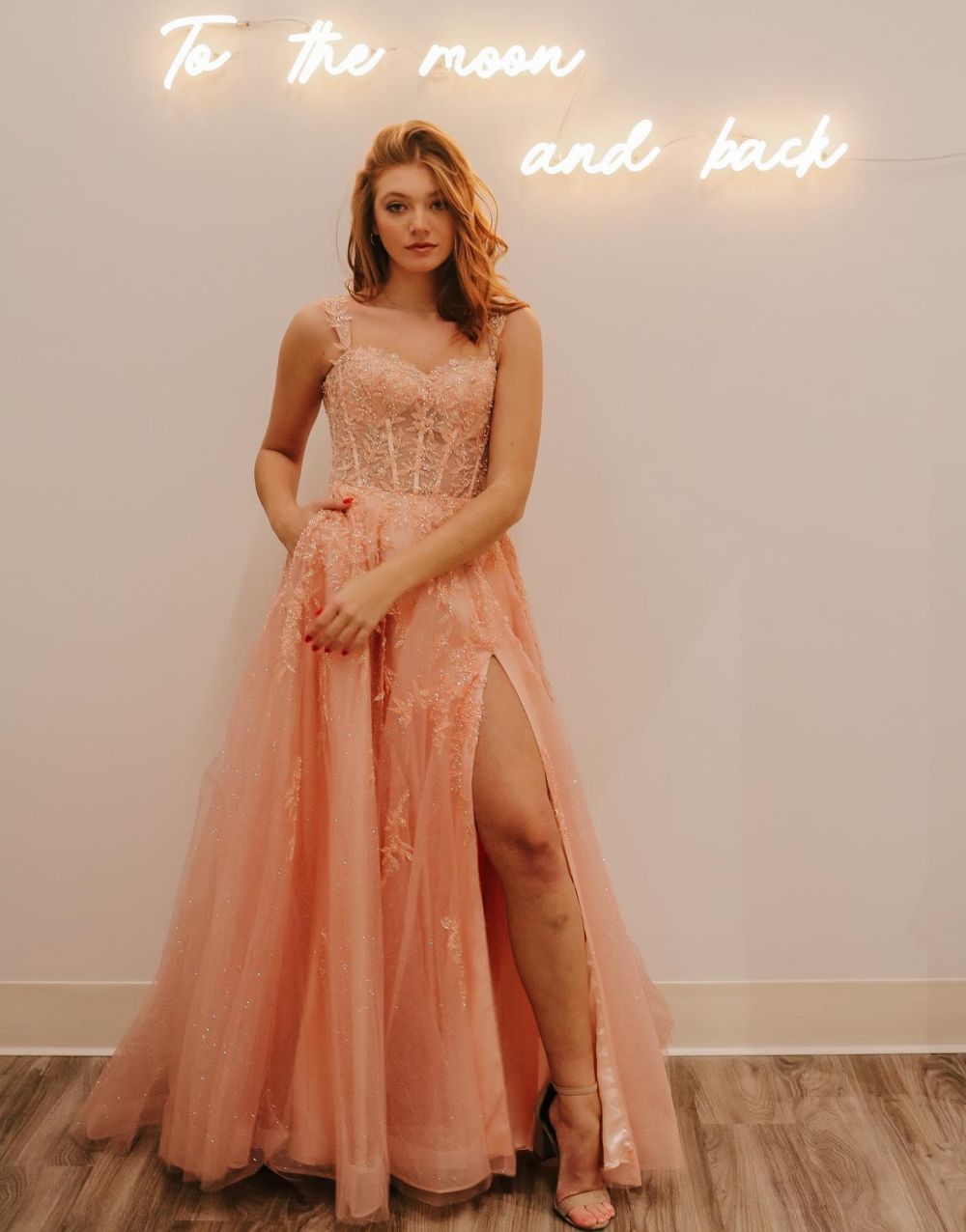 Vestido de fiesta de tul brillante con tirantes finos, corte en A y abertura.