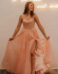 Vestido de fiesta de tul brillante con tirantes finos, corte en A y abertura.