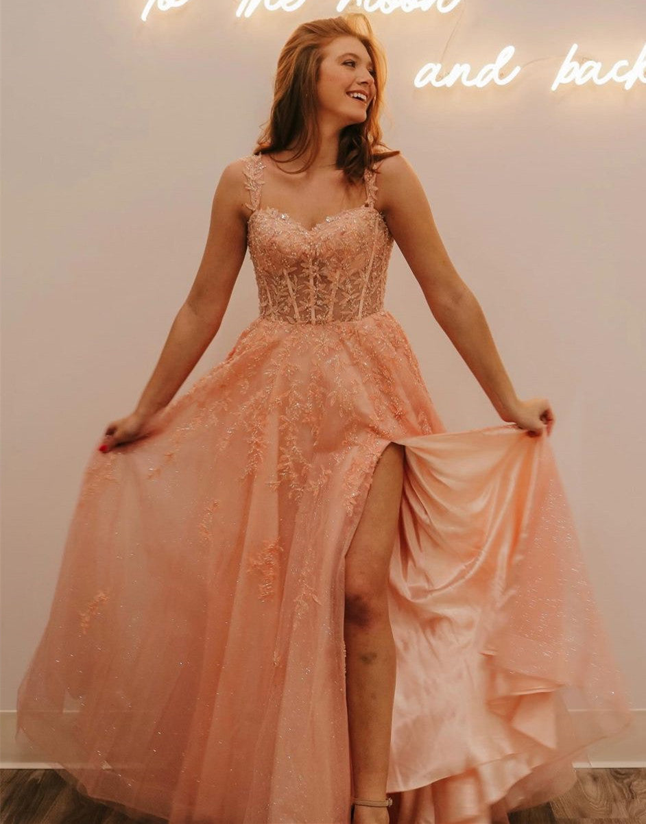 Vestido de fiesta de tul brillante con tirantes finos, corte en A y abertura.