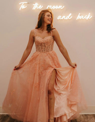 Vestido de fiesta de tul brillante con tirantes finos, corte en A y abertura.