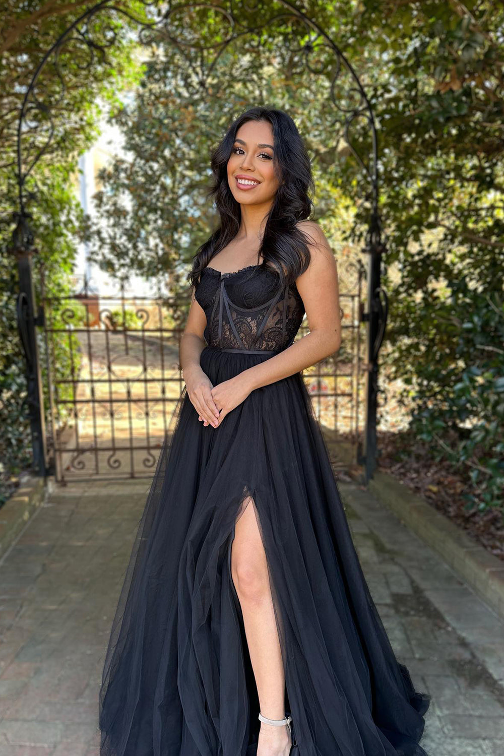 Vestido largo de fiesta de encaje negro con escote corazón y corte en A