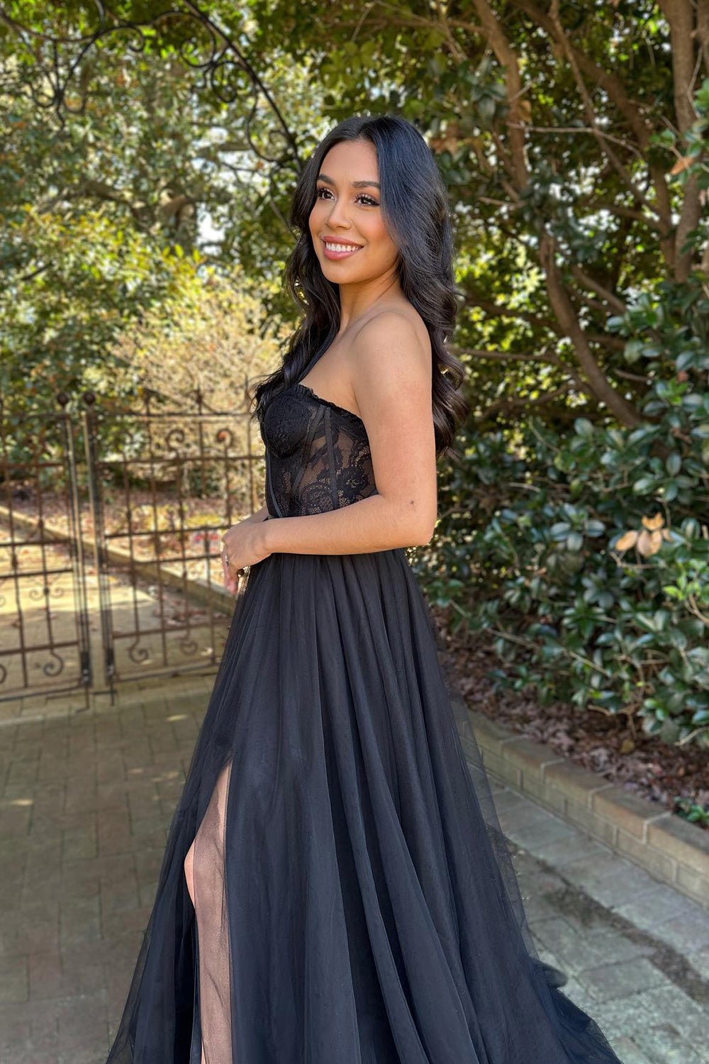 Vestido largo de fiesta de encaje negro con escote corazón y corte en A