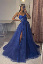 Vestido largo de fiesta azul real de corte en A con escote corazón, tul y encaje.