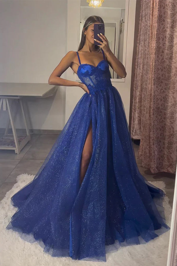 Vestido largo de fiesta azul real de corte en A con escote corazón, tul y encaje.