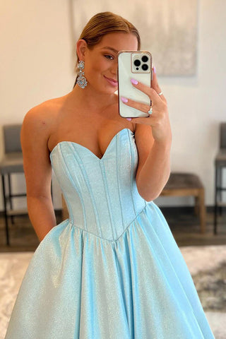 Robe de bal longue bleue bustier trapèze, coupe A