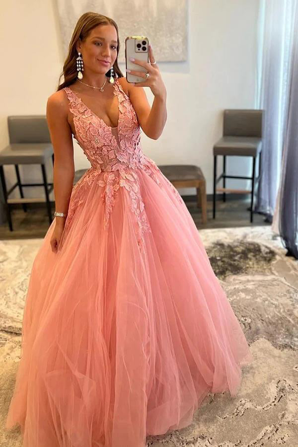 Vestido de fiesta rosa rubor con escote en V, corte en A, apliques de tul y abertura.
