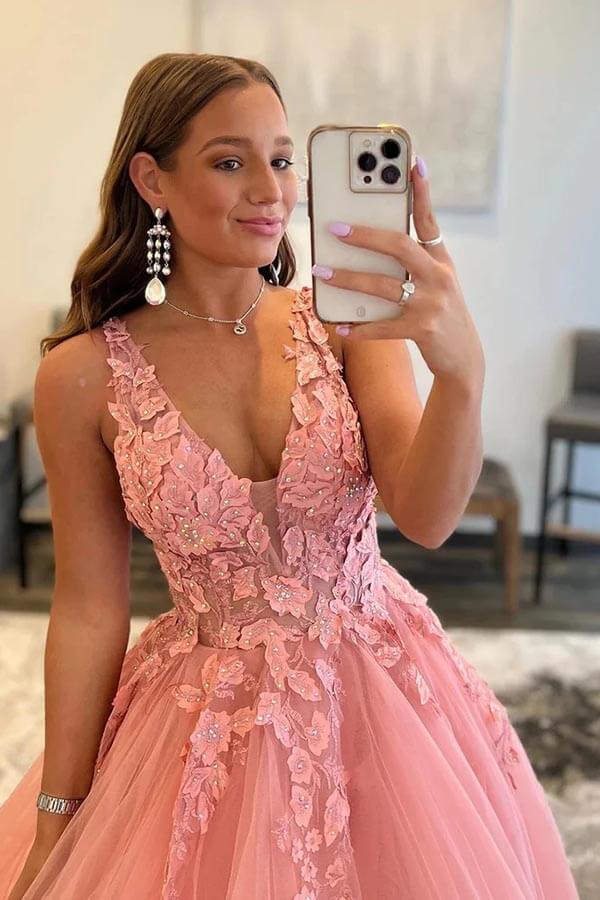 Vestido de fiesta rosa rubor con escote en V, corte en A, apliques de tul y abertura.