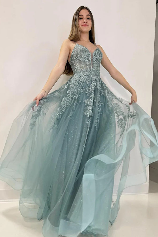 Vestido largo de fiesta gris verdoso de corte A con escote en V, tul y encaje.