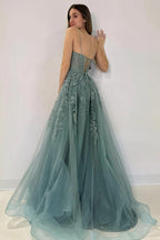 Vestido largo de fiesta gris verdoso de corte A con escote en V, tul y encaje.