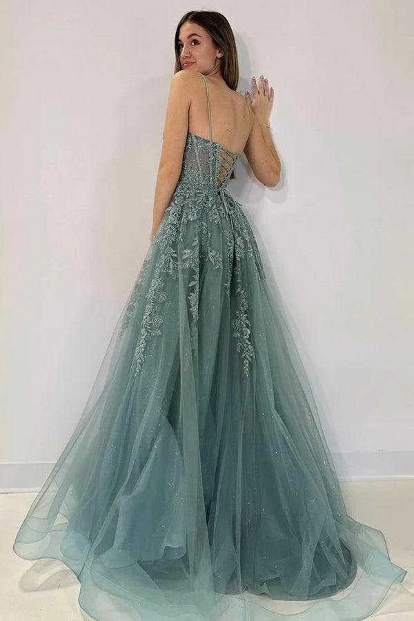 Vestido largo de fiesta gris verdoso de corte A con escote en V, tul y encaje.