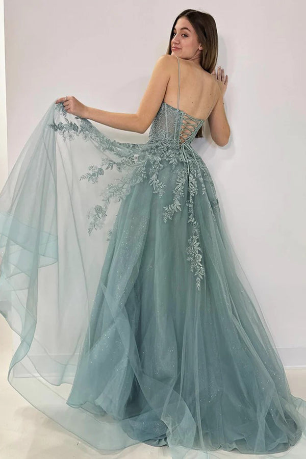 Vestido largo de fiesta gris verdoso de corte A con escote en V, tul y encaje.