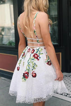 Vestido corto blanco de corte A para baile de graduación o fiesta de bienvenida con estampado floral PD248