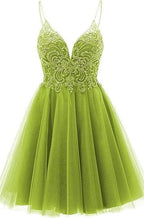 Vestido corto de fiesta de bienvenida con tirantes, apliques y corte en A