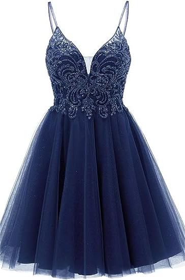 Vestido corto de fiesta de bienvenida con tirantes, apliques y corte en A