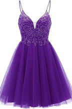 Vestido corto de fiesta de bienvenida con tirantes, apliques y corte en A