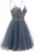 Vestido corto de fiesta de bienvenida con tirantes, apliques y corte en A