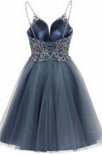 Vestido corto de fiesta de bienvenida con tirantes, apliques y corte en A