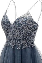Vestido corto de fiesta de bienvenida con tirantes, apliques y corte en A