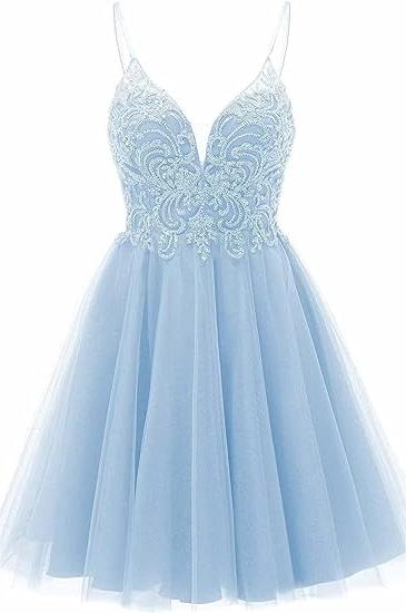 Vestido corto de fiesta de bienvenida con tirantes, apliques y corte en A