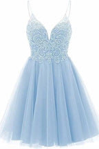 Vestido corto de fiesta de bienvenida con tirantes, apliques y corte en A